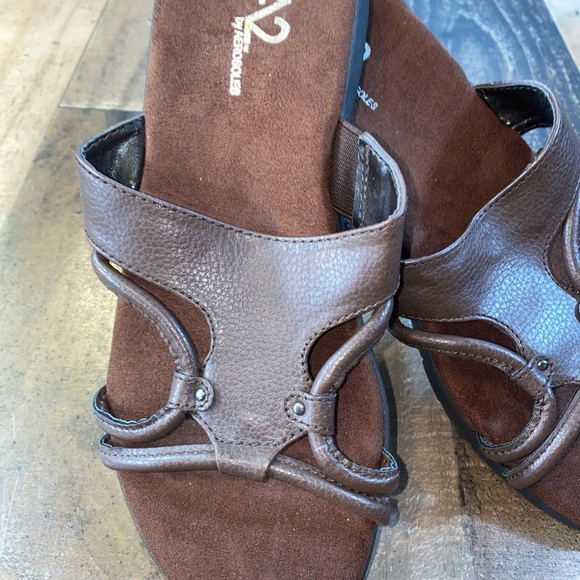 A2 by Aerosoles Brown sandals Women’s Size 9 Slip On, Faux Distressed Leather - Picture 4 of 15